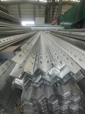 Q195-Q420 Serisi 25*25*4mm-200*200*10mm Sıcak batırılmış eşit taraflı açılı çelik delikli