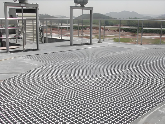 Fırtına Kanalı Çukurları 50 mm çapraz çubuk pitch ile Hafif Çelik Checker Plate ızgara örgü kaplar