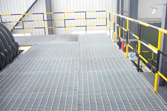 Galvanizli kaynaklı çelik ızgara örgü kapağı drenaj için 50mm çapraz çubuk pitch özelleştirilmiş