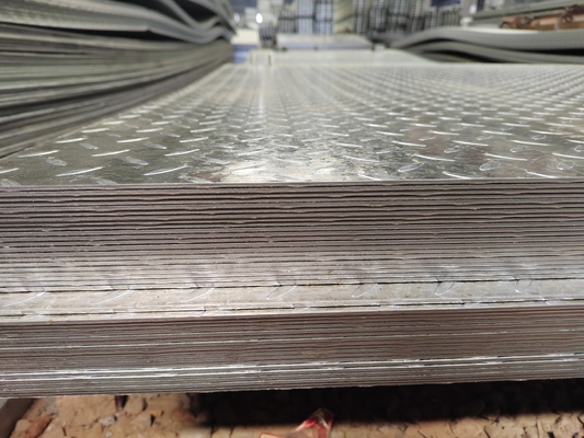 Özel 40g / m2 Çinko Katman Galvanizli Desenli Çelik Plakası ve 13.75mm Kalınlığı