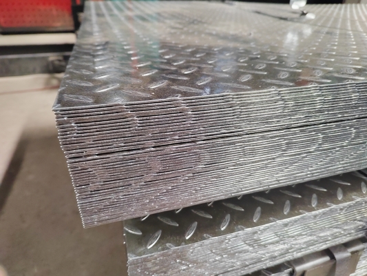 ISO9001 Sertifikalı DX51D Galvanize Pattern Çelik Plakası 5.75*1250mm Z41-Z60 Kaplama